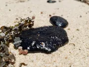 Banhistas recolhem cinco quilos de óleo da praia d