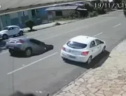 Vídeo mostra momento em que carro é engolido por c