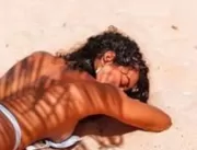 Ex-BBB posa de topless em praia de João Pessoa