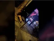 Vídeo: Mulher fica desacordada após ser derrubada 
