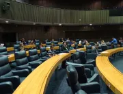 Vídeo: Durante discussão em plenário, vereador cha