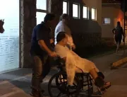 Tony Ramos deixa hospital de cadeira de rodas 