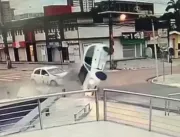 Vídeo: Carros batem violentamente e um deles capot