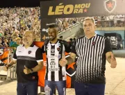 Léo Moura é apresentado para torcida no Almeidão