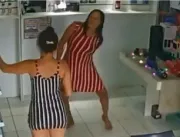 Vídeo: Câmera flagra mulher furtando caixa de som 