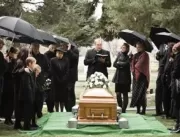 Família vai a enterro de idosa que morreu de coron