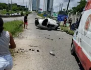 Carro despenca de viaduto após colidir com poste n