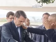 Apoiadores fazem oração por Bolsonaro em frente ao