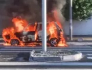 Carro fica destruído após pegar fogo enquanto traf