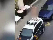 VEJA O VÍDEO: Mulher nua sobe em carro da polícia 