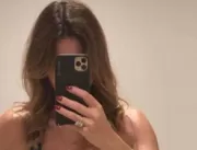 Aos 50 anos, apresentadora faz selfie de lingerie 