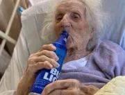 Aos 103 anos, idosa toma cerveja para comemorar cu