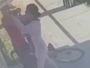Vídeo: mulher reage a assalto e consegue tomar fac