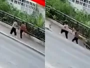 VÍDEO: Calçada cede e ‘engole’ duas pessoas que pa