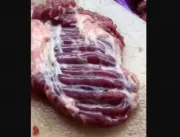 Vídeo! Mulher filma pedaço de carne crua se mexend