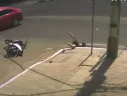 Vídeo: motociclista cai dentro de bueiro após ser 