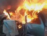 Idoso grita por socorro dentro de carro em chamas 