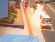 ASSISTA: Mulher é flagrada incendiando o carro do 