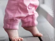 Bebê morre após armário desabar sobre ela enquanto brincava