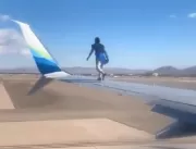 Homem surta e sobe na asa de avião minutos antes d