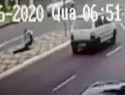 Vídeo: buraco se abre em calçada e “engole” jovem 