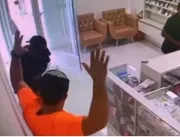 Criminosos fazem vendedores de refém e assaltam loja de celulares no Centro de João Pessoa; VEJA VÍDEO