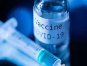 Técnico em enfermagem toma vacina contra covid-19 