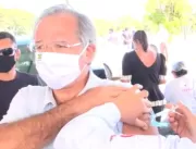 Paulo Guedes é vacinado contra Covid-19 em Brasíli