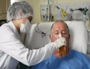 Paciente toma cerveja em hospital após ganhar alta