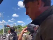 [VÍDEO] Sem máscara, Bolsonaro é impedido por vendedora de entrar em barraca de frango: “Pode não” 