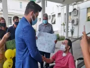 VEJA O VÍDEO: Vendedor é pedido em casamento na frente de hospital pelo namorado após passar 38 dias em UTI com Covid-19