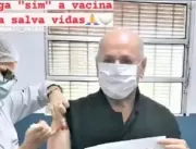 Padre viraliza ao fazer protesto durante vacina: “