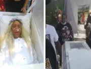 INUSITADO: Mulher aluga caixão, ensaia funeral no 