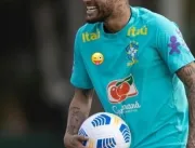 Neymar cobre o símbolo da Nike em foto no treino da seleção