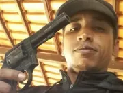 Homem manda foto armado, mata ex-namorada e foge a