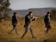 Policiais sofrem com carrapatos durante caçada por