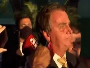 Bolsonaro interrompe coletiva de imprensa para rez