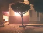 [VÍDEO] Homem é preso por incendiar a casa dos pai
