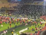 Briga generalizada marca volta do público aos estádios na Colômbia; assista