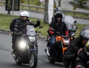 Bolsonaro passeia de moto em Florianópolis