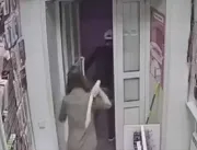VÍDEO INUSITADO: Vendedora usa brinquedo sexual para expulsar assaltante de sex shop