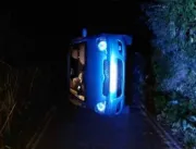 INUSITADO: Casal que TRANSAVA em carro é resgatado após veículo tombar ao descer colina