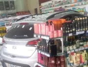 [VÍDEO] Carro invade farmácia após motorista perde