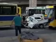 Vídeo: Carro fica completamente destruído ao colid