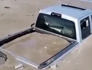 Muita areia para o caminhãozinho? Picape é engolid