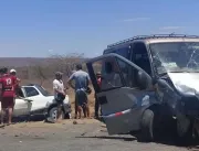 FOTOS: Acidente entre van e caminhoneta deixa quat
