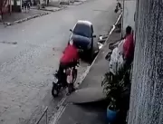 [VÍDEO] Motorista invade calçada e atropela crianç