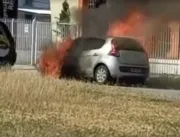 Carro fica destruído após pegar fogo em João Pesso