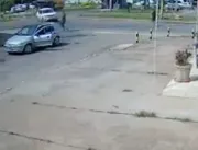 Vídeo: furioso, motorista tenta atropelar homens e