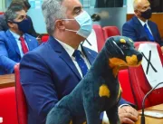 GUCÃO: Vereador leva mascote para plenário da CMJP